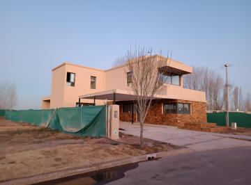 Casa de 7 ambientes, Vistalba · Venta o Alquiler de Casa de Categoría en Barrio Privado La Toscana