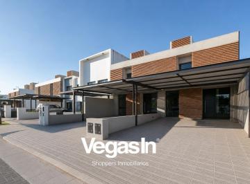 Casa · 140m² · 6 Ambientes · 2 Cocheras · La Calandria - Duplex - Ubicacion Central!