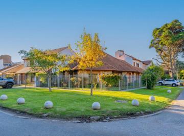 Casa de 4 ambientes, Mar del Plata · Solido Chalet en Venta en Barrio Constitucion de 3 Dorm. y Cochera Doble