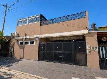 Casa · 170m² · 5 Dormitorios · 1 Cochera · Casa con Local y Departamento Al Fondo en Venta