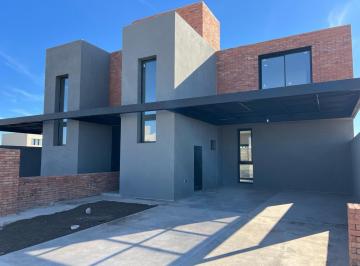 PH · 137m² · 4 Ambientes · 2 Cocheras · PH en Brisas de Manantiales