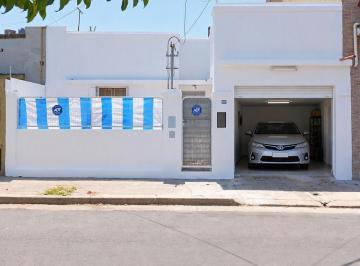 Casa de 5 ambientes, Rosario · 3hab Garage 2patios y Terraza - Instalaciones Renovadas