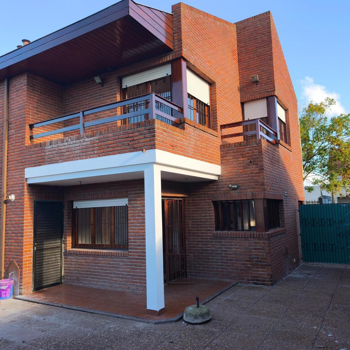 Chalet 6 amb, 240m² en alquiler — Villa Primera