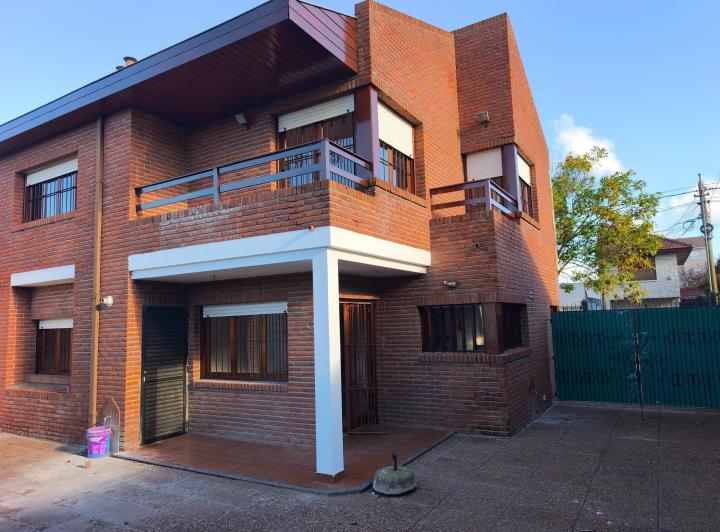 Casa · 240m² · 6 Ambientes · 4 Cocheras