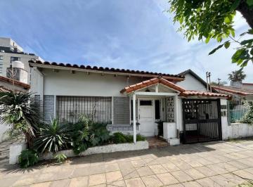Casa · 154m² · 4 Ambientes · 1 Cochera · Chalet Estilo Californiano en Planta Baja