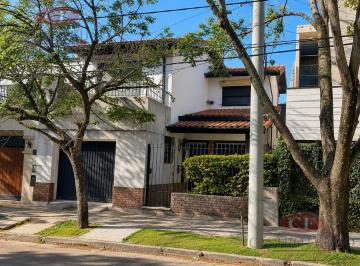 Casa · 186m² · 6 Ambientes · 1 Cochera · Muy Linda Casa en Bermudez Al 600 en La Lucila - Calle Cortada - en Venta