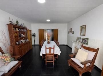 Casa · 278m² · 9 Ambientes · 1 Cochera · Casa 4 Dorm. | Apta Crédito | Pileta y Quincho | Centro