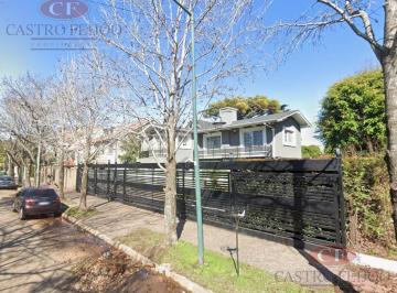 Casa · 299m² · Casa en Acassuso | Lote Ancho 20,78 m de Frente | Gran Jardín | Pedro Goyena Al 900