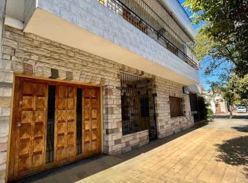 Casa · 230m² · 4 Ambientes · 1 Cochera · Excelente Casa Multifamiliar en Parque Avellaneda.