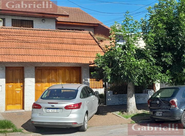 Casa · 260m² · 6 Ambientes · 1 Cochera