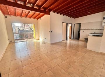 PH de 3 ambientes, Villa Real · Hermoso PH de 3 Amb en 1° Piso por Escalera, con Balcón Al Frente en Alquiler