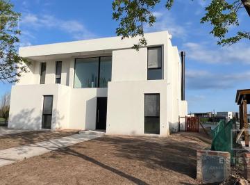 Casa · 250m² · 8 Ambientes · 2 Cocheras · Casa Sobre Lote a La Laguna en Venta, 4 Dorm., Barrio Cerrado, Gba Norte