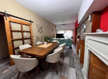 Casa · 151m² · 4 Ambientes · Venta Casa 4 Ambientes con Jardín, Quincho y Cochera Doble