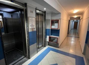 Oficina comercial · 90m² · 1 Ambiente · Venta Oficina con Patio Sobre Av Colon Centro