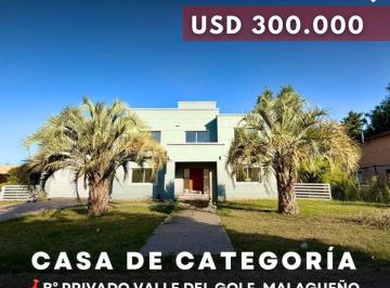 Casa · 300m² · 8 Ambientes · 1 Cochera · Venta Casa de Categoría 3 Dorm. y Pileta Climatizada en Barrio Valle del Golf - Malagueño