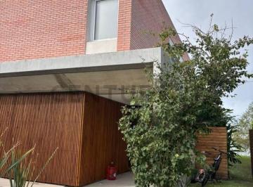 Casa · 225m² · 5 Ambientes · 4 Cocheras · Casa de Diseño con Ambientes Amplios y Vista Panorámica Al Lago - Barrio Canton Norte - Acepta Permuta