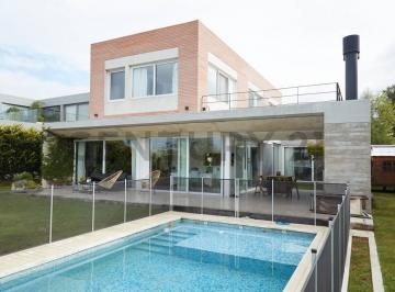 Casa · 225m² · 5 Ambientes · 4 Cocheras · Casa en Canton Norte - Vista a La Laguna - Pileta - Parrilla - Jardin - Acepta Permuta