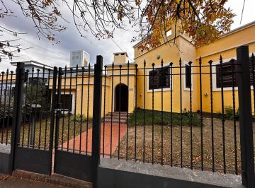 Casa · 235m² · 7 Ambientes · 3 Cocheras · Venta Casa 3 Dorm. C/pileta Parque Capital
