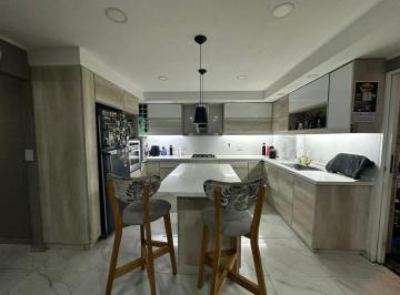 Casa · 220m² · 4 Ambientes · Casa en Lomas del Mirador