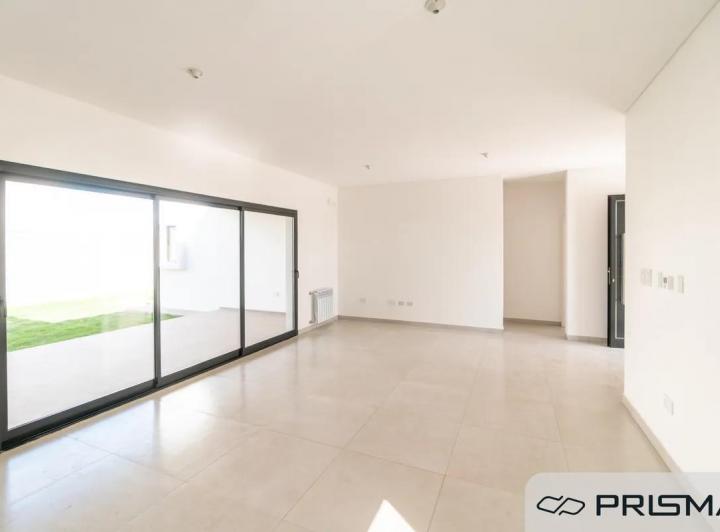 Casa · 98m² · 4 Ambientes · 2 Cocheras