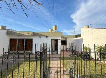 Casa · 118m² · 4 Ambientes · 2 Cocheras · Casa a La Venta Barrio Ampliación Centro América