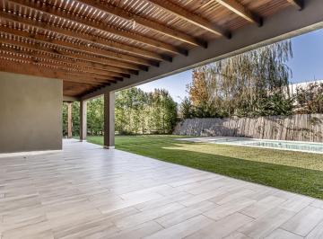 Casa · 206m² · 4 Ambientes · 4 Cocheras · Venta | Casa con 3 Dorm. en Lote Interno | Barbarita, Troncos del Talar