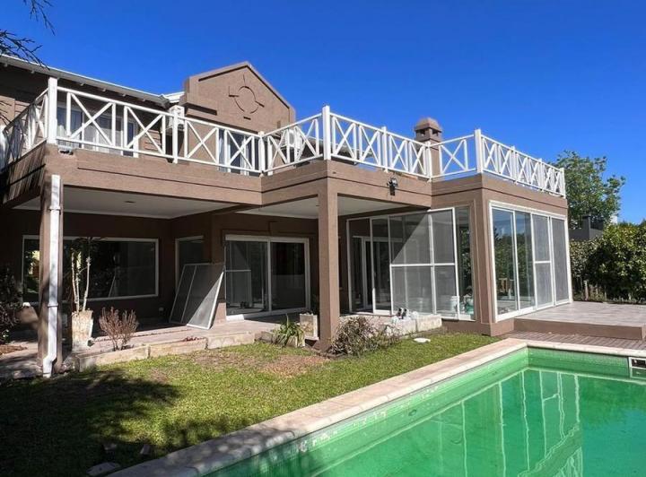 Casa · 274m² · 4 Ambientes · 3 Cocheras