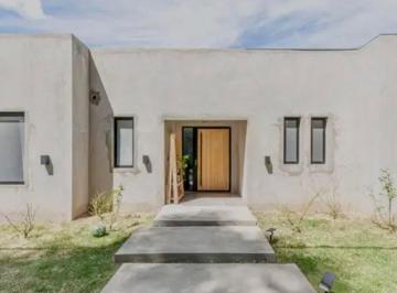 Casa · 125m² · 4 Ambientes · 3 Cocheras · Casa en Venta 4 Amb en Barrio San Jeronimo