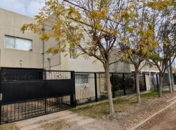 Casa · 230m² · 5 Ambientes · 2 Cocheras · Casa de Tres Dorm. en Venta