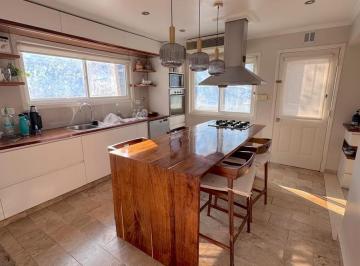 Casa · 445m² · 4 Dormitorios · Importante Propiedad de 445 m. con Piscina y Lote con Fondo Al Golf en Venta en Abril!