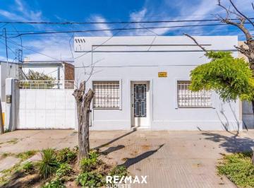 Casa · 189m² · 4 Ambientes · 6 Cocheras · Amplia Propiedad en Venta con Galpón