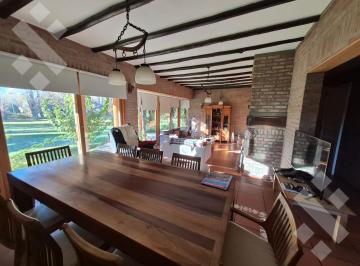 Casa · 316m² · 6 Ambientes · 2 Cocheras · En Venta | Casa de 3 Dorm., Quincho y Pileta | Plottier