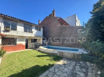 Casa · 195m² · 7 Ambientes · 1 Cochera · Chalet Casa a La Venta a Refaccionar C/cochera, 7 Ambientes, Pileta/jardin/parrilla - Olivos