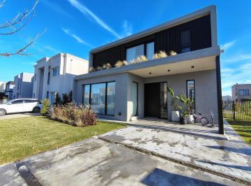 Casa · 207m² · 5 Ambientes · 4 Cocheras · Barrio Vila Marina II. Blvd. de Todos Los Santos 4300