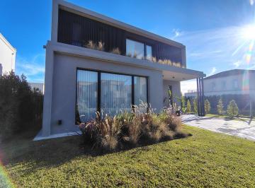Casa · 207m² · 5 Ambientes · 4 Cocheras · Barrio Vila Marina II. Blvd. de Todos Los Santos 4300