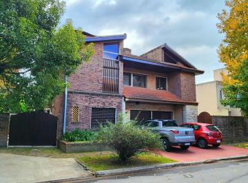 Casa · 220m² · 5 Ambientes · 2 Cocheras · Casa en Venta - Lomas de San Isidro - La Merced