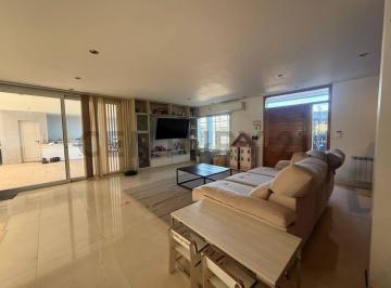 Casa · 270m² · 4 Ambientes · 4 Cocheras · Venta Casa de Categoria en Barrio Las Banderitas City Bell