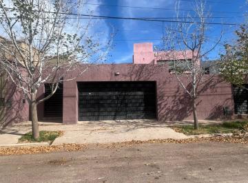 Casa · 500m² · 4 Dormitorios · 2 Cocheras · Casa en Guaymallén