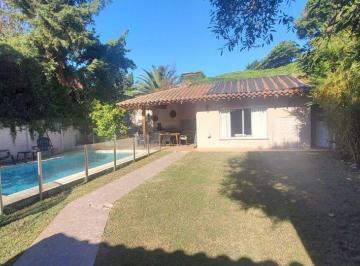Casa · 275m² · 4 Ambientes · 1 Cochera · Casa 4 Amb. Fondo Quincho Piscina Zona Residencial