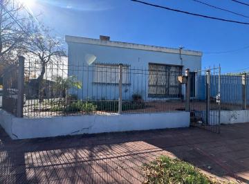 Casa · 129m² · 4 Ambientes · 1 Cochera · Venta Casa en Esquina!
