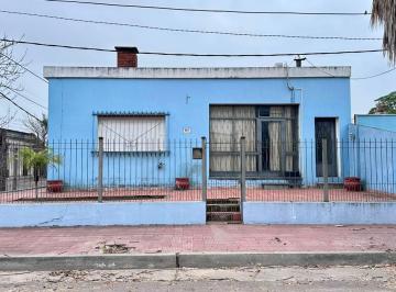 Casa · 129m² · 4 Ambientes · 1 Cochera · Venta Casa en Esquina!