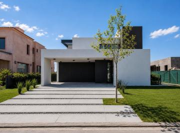 Casa · 350m² · 5 Ambientes · 2 Cocheras · Casa en Venta de 3 Dorm. con Pileta en Vida Barrio Cerrado, Funes
