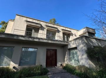 Casa · 297m² · 4 Ambientes · 3 Cocheras · Venta Casa en B°cdo Los Berros I, Bella Vista
