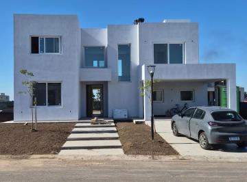 Casa · 286m² · 4 Ambientes · 4 Cocheras · Venta Excelente Casa a Estrenar en B°cdo Village Plaza