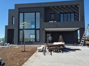 Casa · 226m² · 4 Ambientes · Venta Excelente Casa a Estrenar en B°cdo Village Plaza