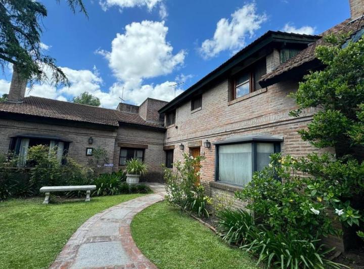 Casa · 340m² · 6 Ambientes · 3 Cocheras