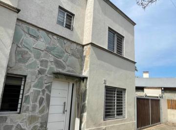 Casa · 163m² · 4 Ambientes · 1 Cochera · Casa en B con Porton, Bella Vista