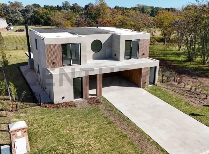 Casa · 338m² · 6 Ambientes · 4 Cocheras