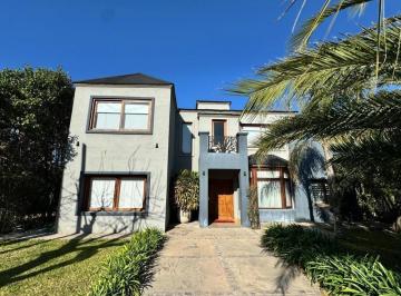 Casa · 340m² · 5 Ambientes · 3 Cocheras · Venta Espectacular Casa en B° Praderas de San Ignacio