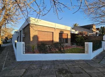 Casa · 138m² · 5 Ambientes · 2 Cocheras · Venta Casa en Una Planta en Bella Vista